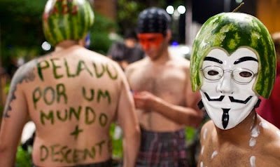 O deslocamento da reflexão essencial e a idiotização dos seres humanos