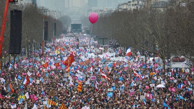1,4 milhões de pessoas marcham na França para defender o matrimônio e a família