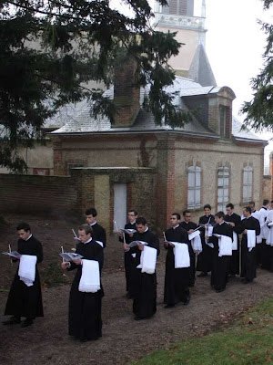 Hoje, jovens eclesiásticos querem a batina. Foto: seminaristas em cerimônia de tomada de batina Hoje, jovens eclesiásticos querem a batina. Foto: seminaristas em cerimônia de tomada de batina