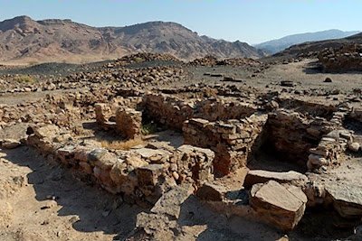 Excavações confirmam historicidade das narrações da Bíblia Excavações confirmam historicidade das narrações da Bíblia. Ruínas em Khirbat en-Nahas