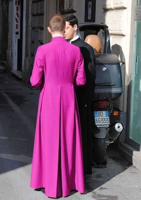 Cena em Roma: batina contradiz maus costumes Cena em Roma: batina contradiz maus costumes