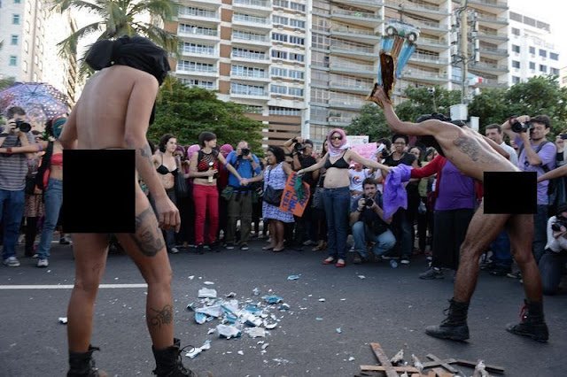 Manifestantes da ‘Marcha das vadias’ durante a JMJ Rio 2013: Nudismo, quebra de Crucifixos e imagens de Nossa Senhora