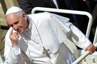 Papa nega ser de direita e se abre aos divorciados e gays