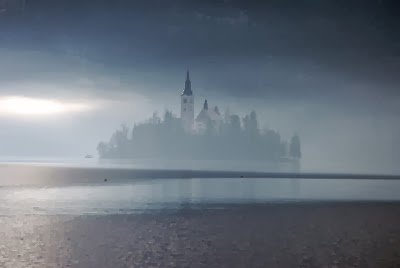 O grande sorriso medieval: o conto do senhor feudal criminoso, o ermitão piedoso e o misterioso barrilzinho