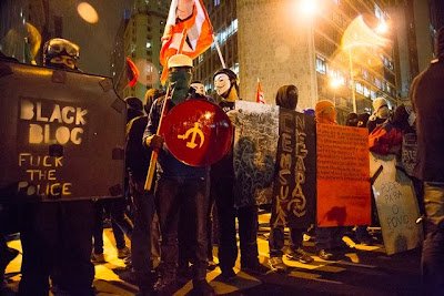 QUEM FINANCIA O ‘QUEBRA-QUEBRA’?