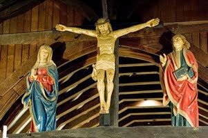No Altar à Hora Nona – O Silêncio e a Solidão do Gólgota: Assistindo à Missa Tradicional.