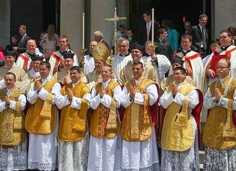 Nem todo mundo está feliz com o Papa Francisco. Começando pelos jovens padres