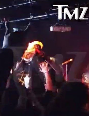 Banda de heavy metal faz ritual satânico no palco e plateia passa mal — Sangue de porco foi jogado nos presentes como parte do show