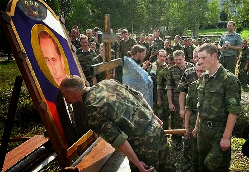 Milicianos da ‘República Popular de Donetsk’ beijam ícone de Putin. Um cristianismo adulterado, posto a serviço de uma ambição anticristã