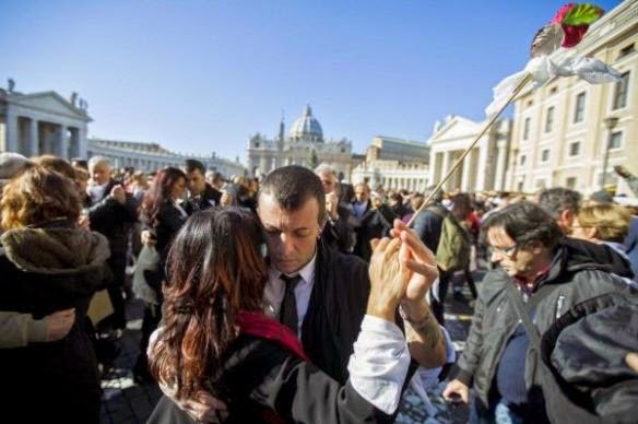 TANGO EM SÃO PEDRO ENQUANTO A BARCA VAI À DERIVA. OU: A IGREJA TITANIC