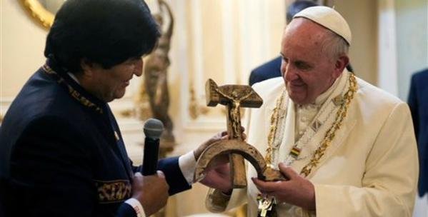 QUE PENSAR DAS PALAVRAS ‘NÃO ESTÁ BEM’ DE FRANCISCO, PRESENTEADO COM A CRUZ DA FOICE E MARTELO POR EVO MORALES?